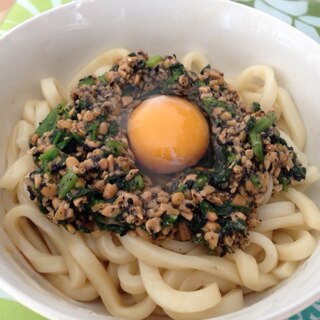 栄養満点！納豆と黒胡麻のぶっかけうどん。